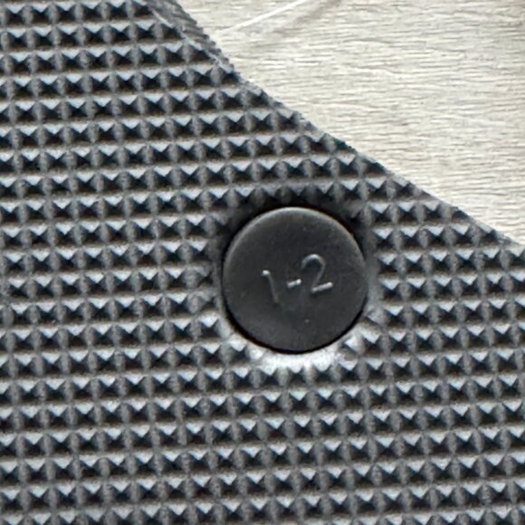 Old Navy Grey Oyster Flip-Flop Sandals for Kids (Partially Plant-Based) - Picture 4 of 9